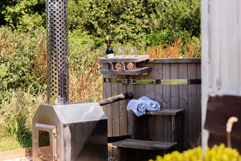 Berry Bay cabin with private wood-fired hot tub